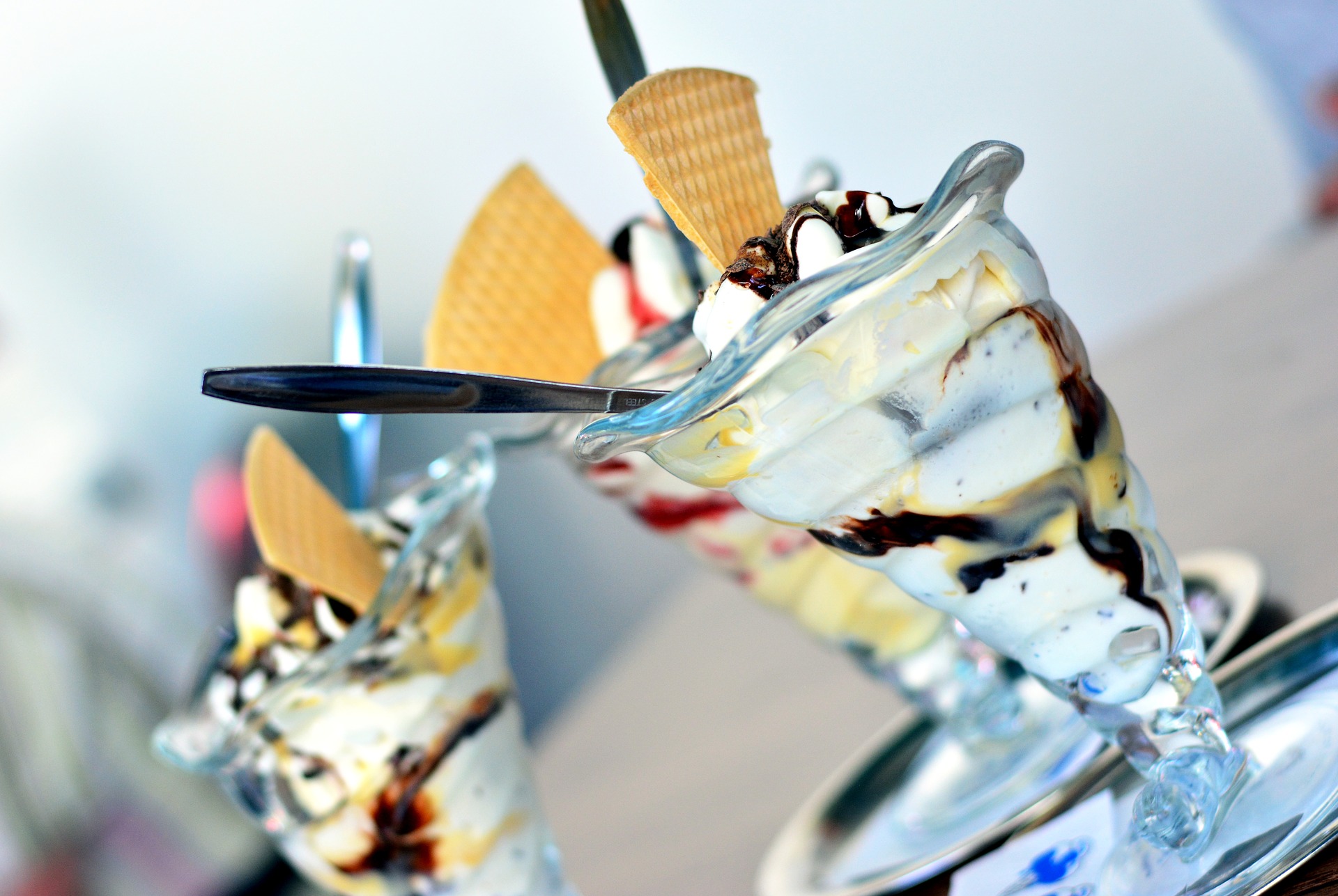 ice-cream-sundae put in an ice cream glass